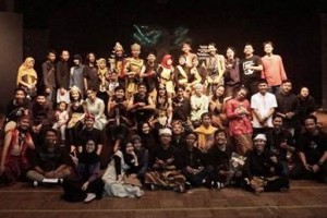 Apresiator dan pendukung lakon Bimbang Dewi Rara